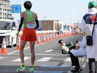 　松浦輝仁（手前）の目前で転倒する大東大・菅崎大翔（代表撮影）