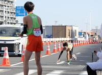 第１０２回箱根駅伝　往路　平塚中継所　松浦輝仁（手前）の目前で転倒する大東大・菅崎大翔＝平塚中継所（代表撮影）