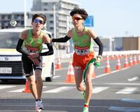 　菅崎大翔（左）からたすきを受け取った大東大・松浦輝仁（代表撮影）