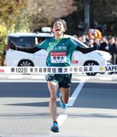 　１着でゴールした青学大・黒田朝日（撮影・石井剣太郎）