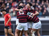 　帝京大を破り抱き合って喜ぶ早大フィフティーン（撮影・開出牧）