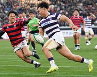 　前半、トライを決める明大・平