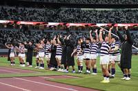 　決勝進出を決めスタンドの祝福に応える明大（撮影・開出牧）