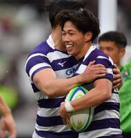 　後半、トライを決めチームメイトから祝福される明大・柴田竜成（撮影・開出牧）