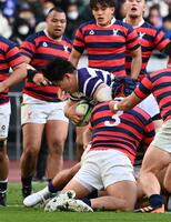 　前半、先制トライを決める明大・最上（中央）