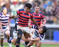 　前半、明大のタックルをかわし突進する京産大・ナブラギ（撮影・開出牧）