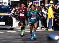 　５区、早大・工藤（左）を抜き去り、トップに躍り出る青学大・黒田朝（代表撮影）