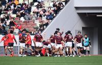 　後半、モールからトライを奪い雄たけびを上げる早大フィフティーン（撮影・開出牧）