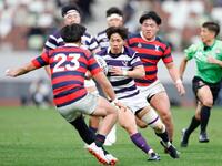 　後半、突進する明大・柴田。このままトライを決める