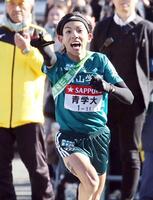 　右の太ももに「★７」と記した青学大・黒田