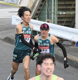 　たすきをつなぐ青学大・小河原陽琉と飯田翔大（撮影・伊藤笙子）