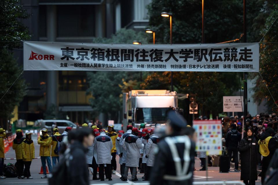 　往路出発前の大手町スタート地点（撮影・西岡正）