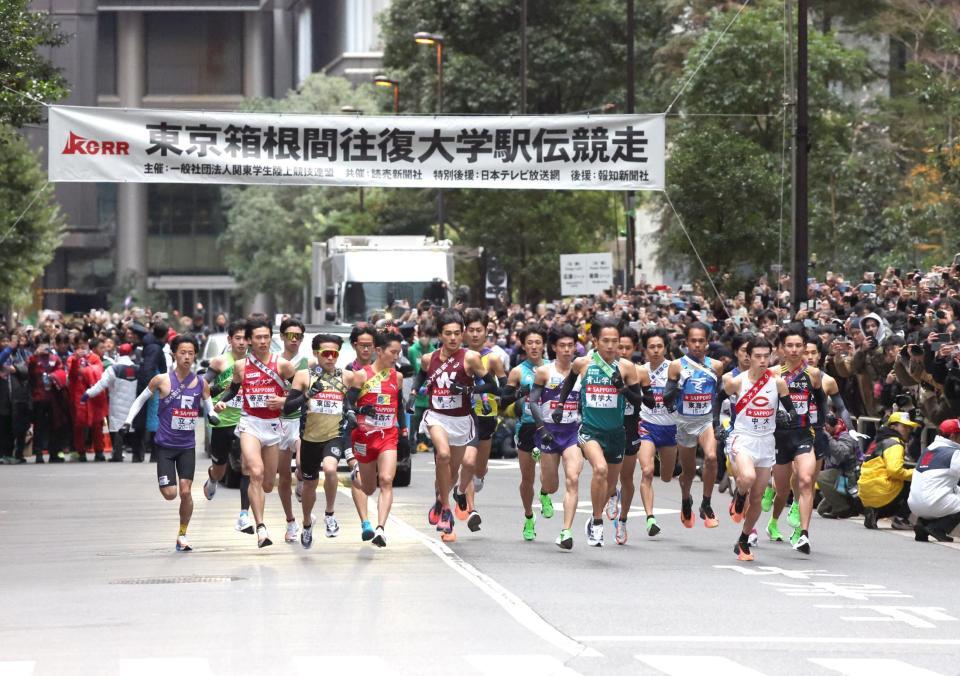 　箱根駅伝往路で出発する各校の選手（撮影・西岡正）