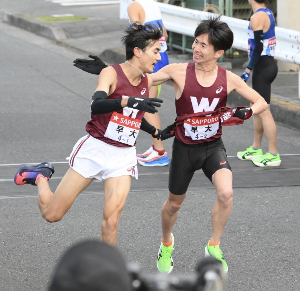 　たすきをつなぐ早大・吉倉ナヤブ直希と山口智規（撮影・伊藤笙子）