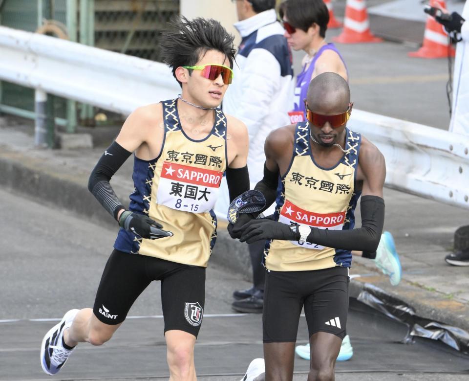 　小柴裕士郎からたすきを受け取る東京国際大・エティーリ（撮影・伊藤笙子）