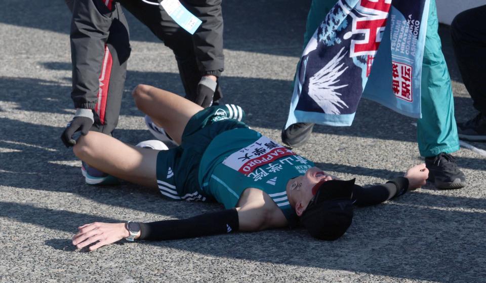 　ゴールし倒れ込む青学大・飯田翔大（撮影・金田祐二）