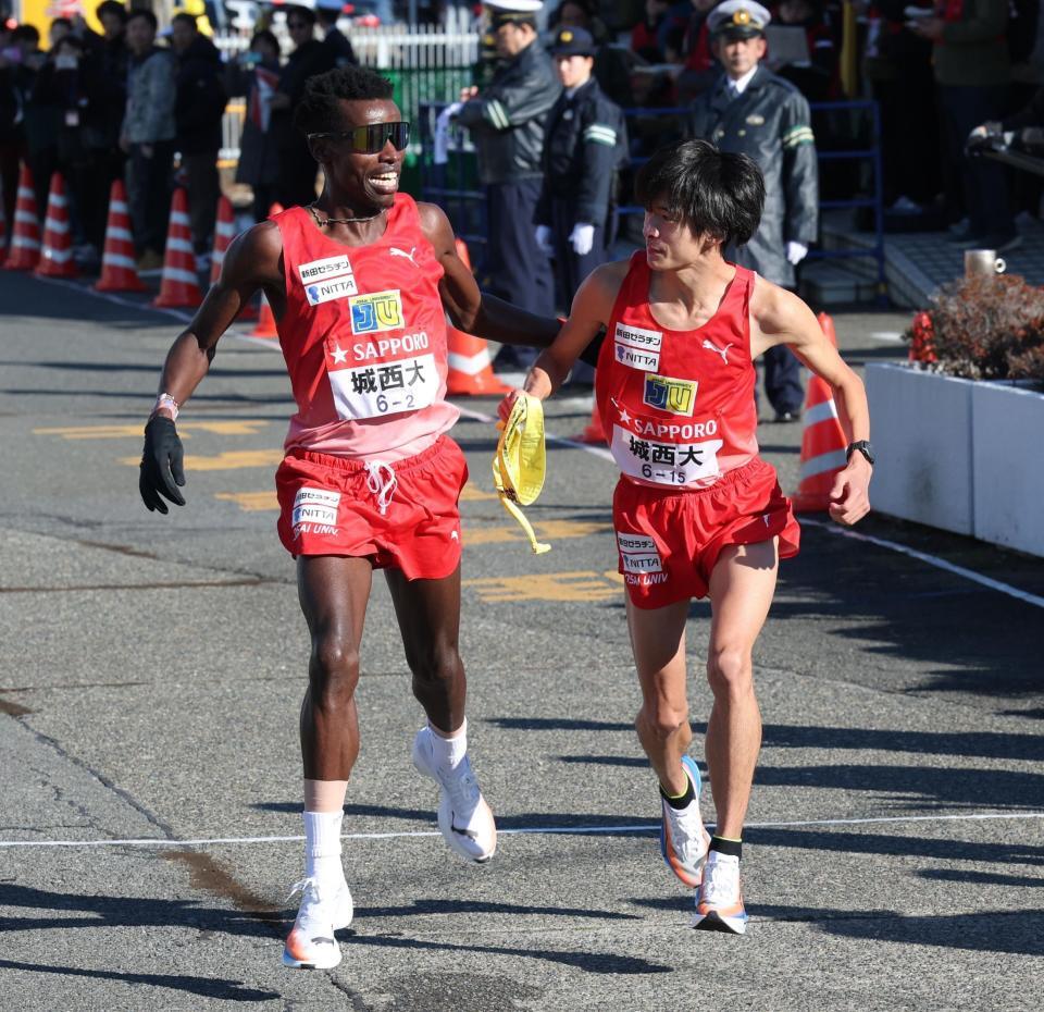 　１位で城西大・小林竜輝にたすきをつなぐⅤ・キムタイ（撮影・金田祐二）