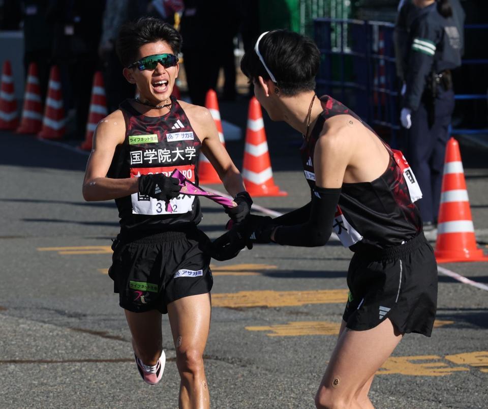 　野中恒亨にたすきをわたす国学院大・上原琉翔（撮影・金田祐二）
