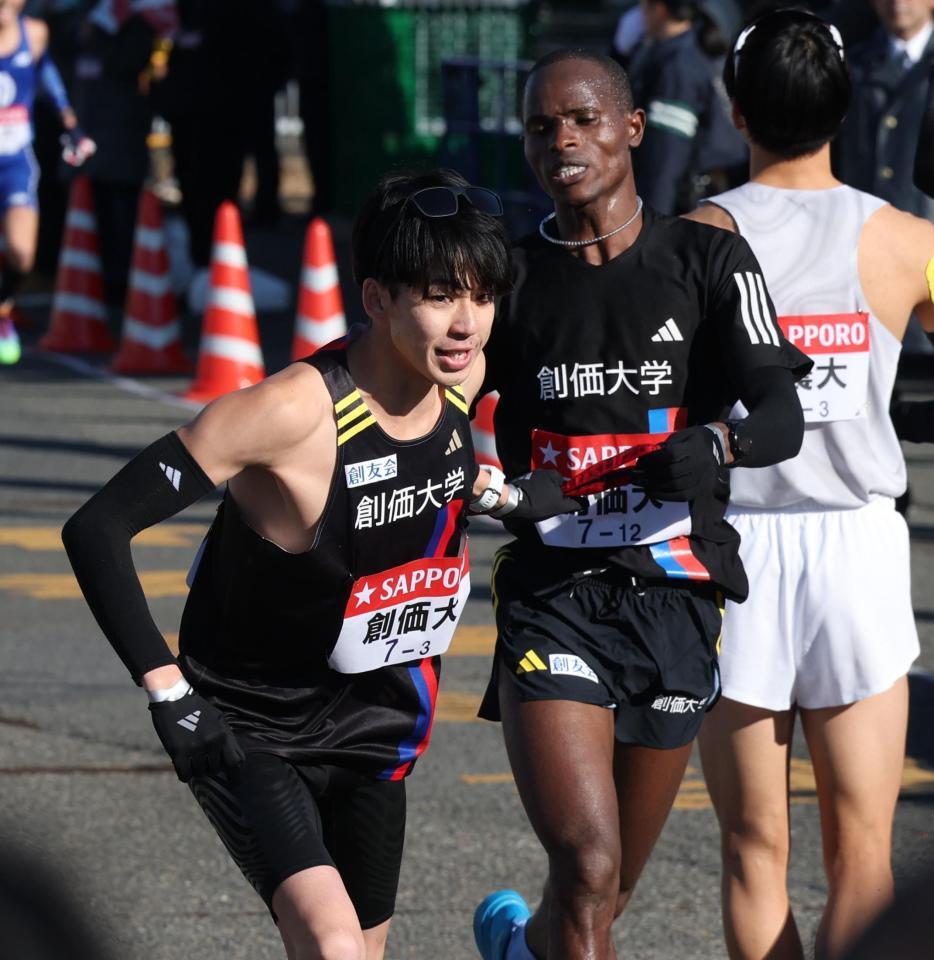 　織橋巧にたすきをつなぐ創価大・Ｓ・ムチーニ（撮影・金田祐二）