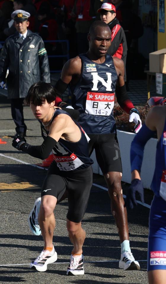 　冨田悠晟につなぐ日大・Ｓ・キップケメイ（撮影・金田祐二）