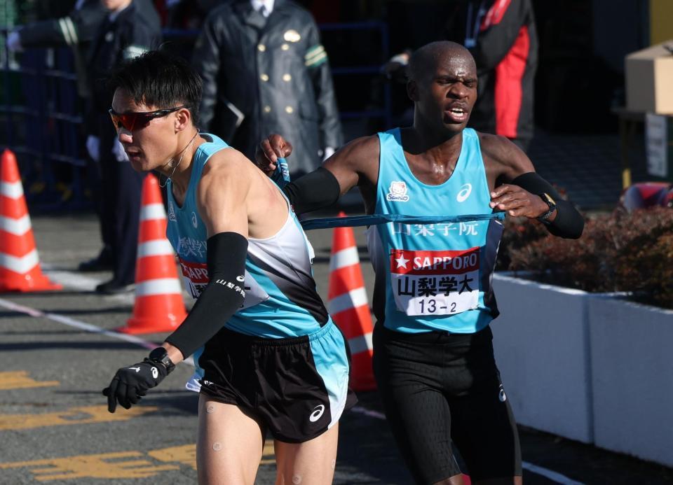 　占部大和につなぐ山梨学院大Ｂ・キピエゴ（撮影・金田祐二）