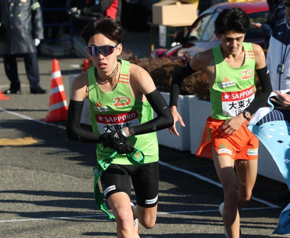 　戸塚をスタートする大東文化大・菅﨑大翔（撮影・金田祐二）