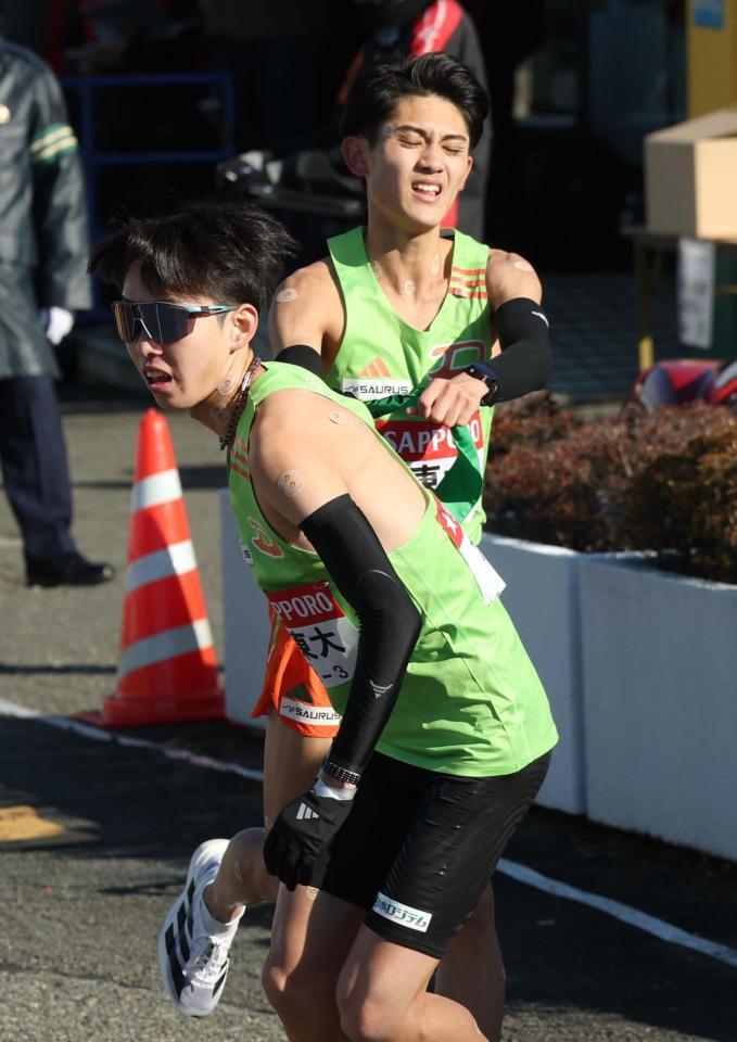 　菅﨑大翔につなぐ大東文化大・棟方一楽→菅﨑大翔（撮影・金田祐二）