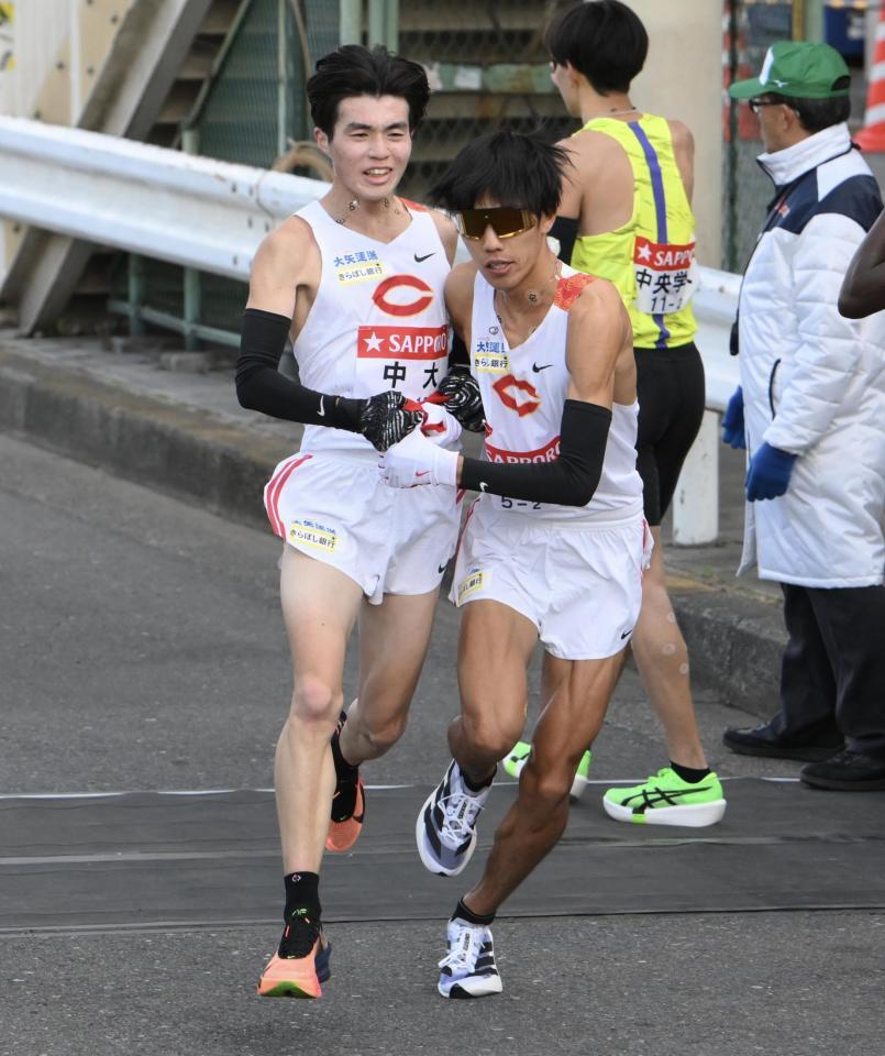　たすきをつなぐ中大・藤田大智と溜池一太（撮影・伊藤笙子）