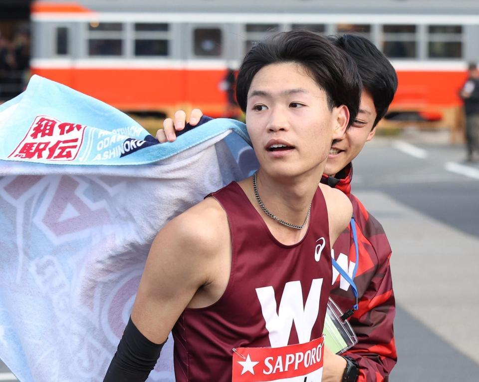 　２位でタスキをつないだ早大４区・鈴木琉胤（撮影・佐々木彰尚）