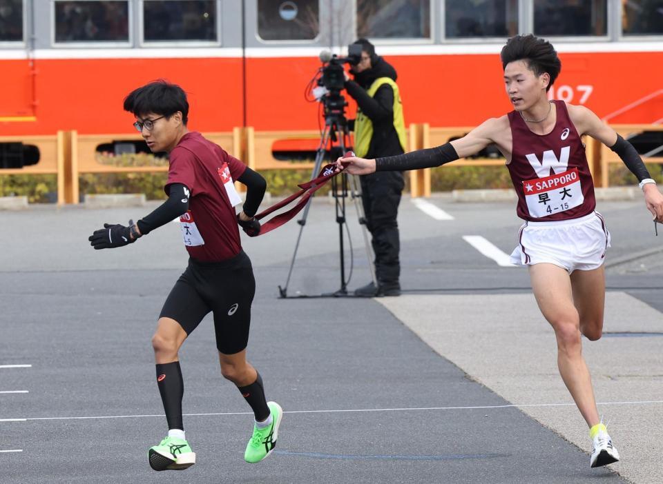 　早大４区・鈴木琉胤（右）から５区・工藤慎作へタスキをつなぐ（撮影・佐々木彰尚）