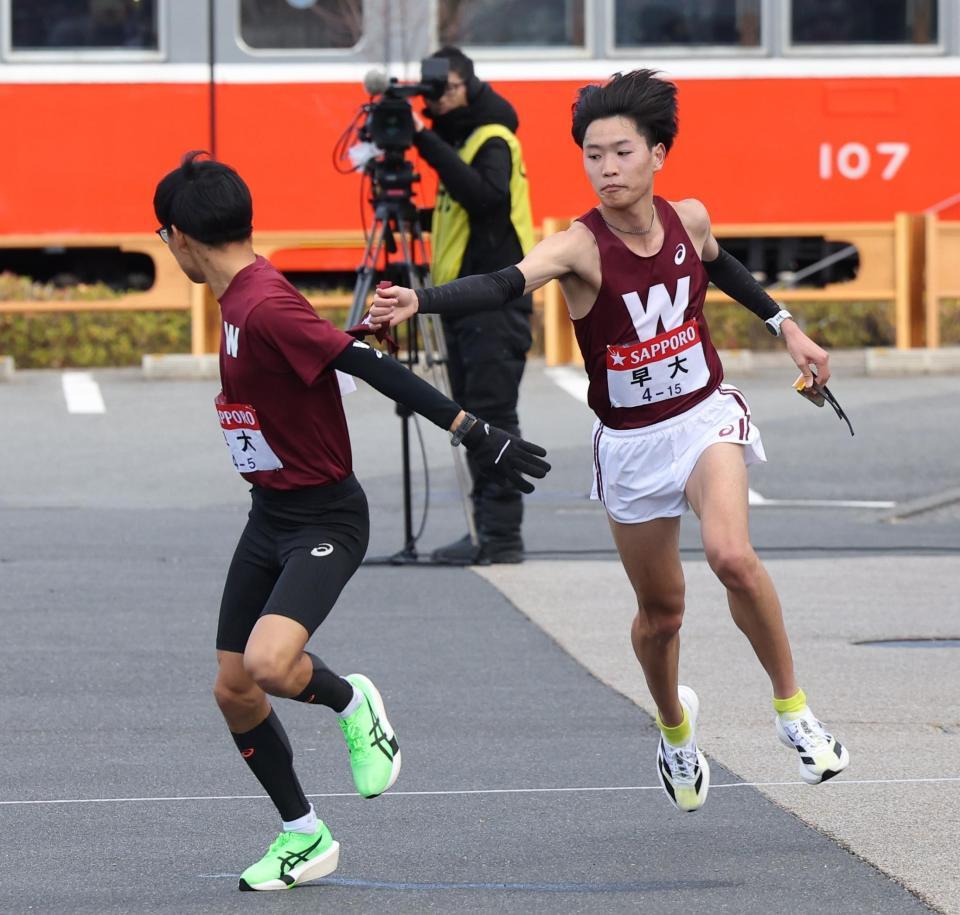 　５区・工藤慎作（左）へタスキをつなぐ早大４区・鈴木琉胤（撮影・佐々木彰尚）