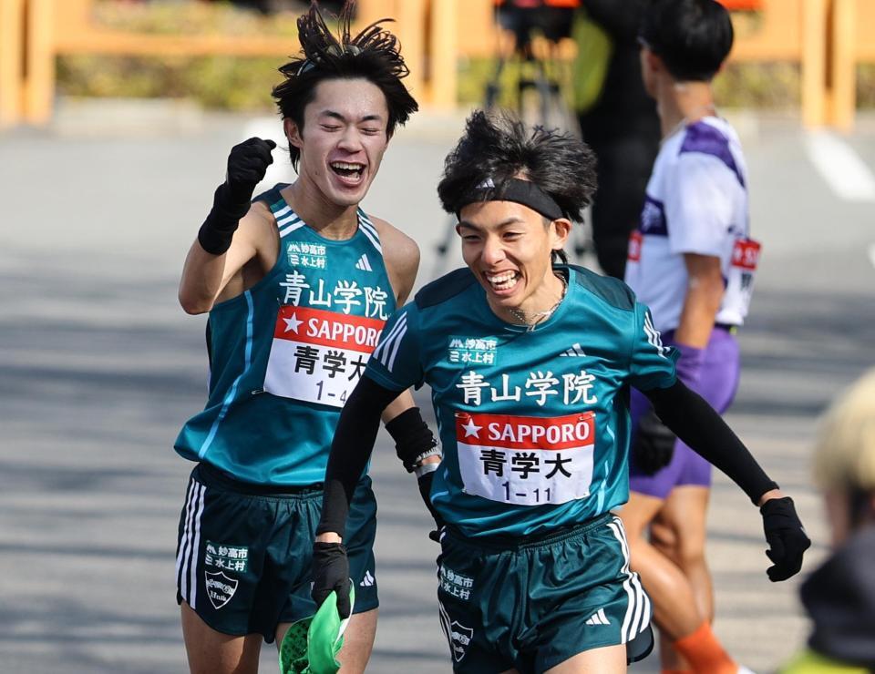 　小田原中継所で、４区の平松亭祐からたすきを受け取り、走り出す青学大５区の黒田朝日（右）
