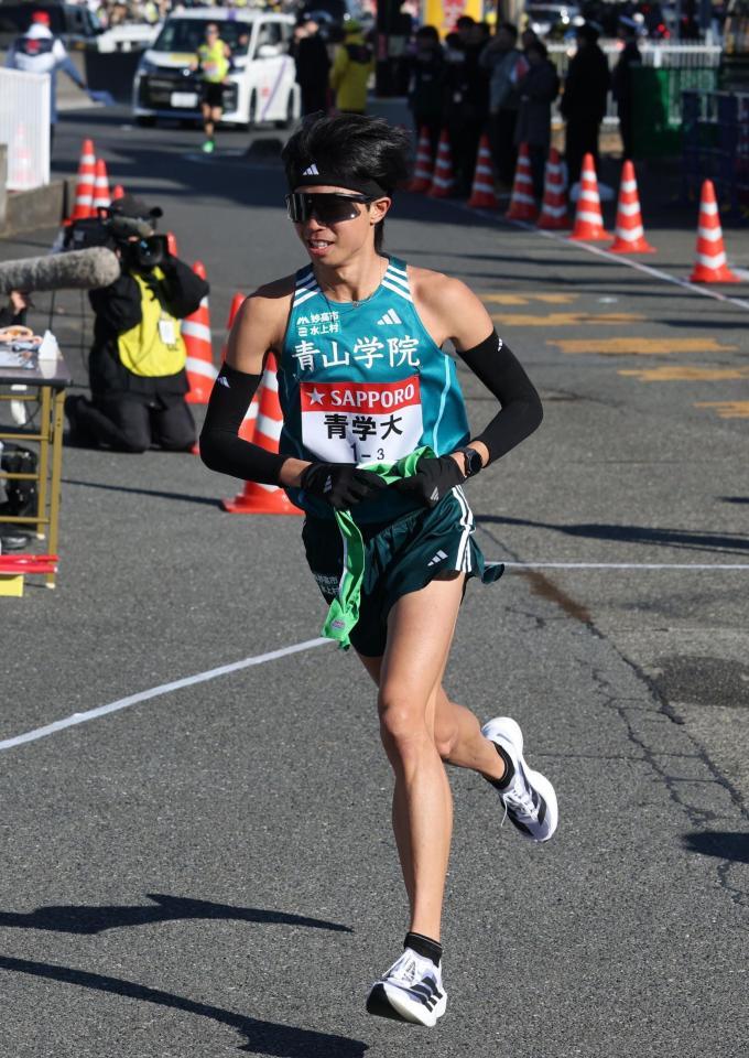 　後塚をスタートする青学大・宇田川瞬矢（撮影・金田祐二）