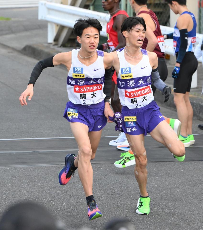 　たすきをつなぐ駒大・小山翔也（右）と桑田駿介（撮影・伊藤笙子）