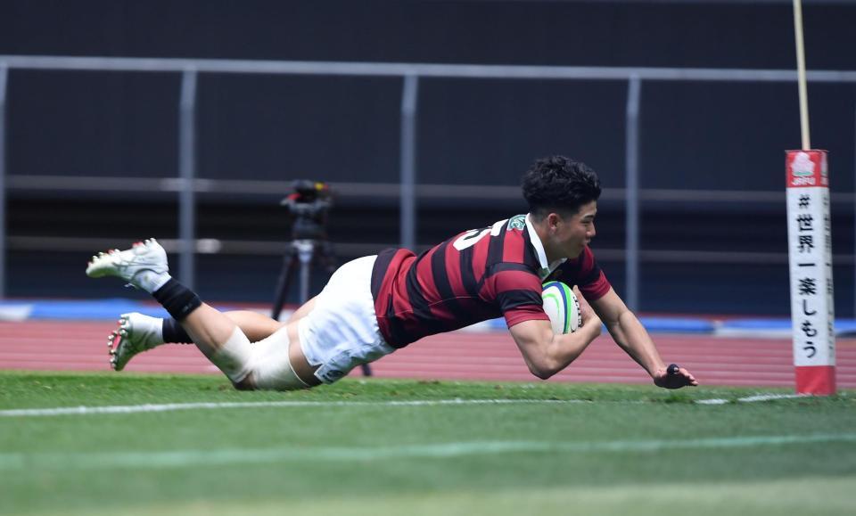 　前半、トライを決める早大・矢崎由高（撮影・開出牧）