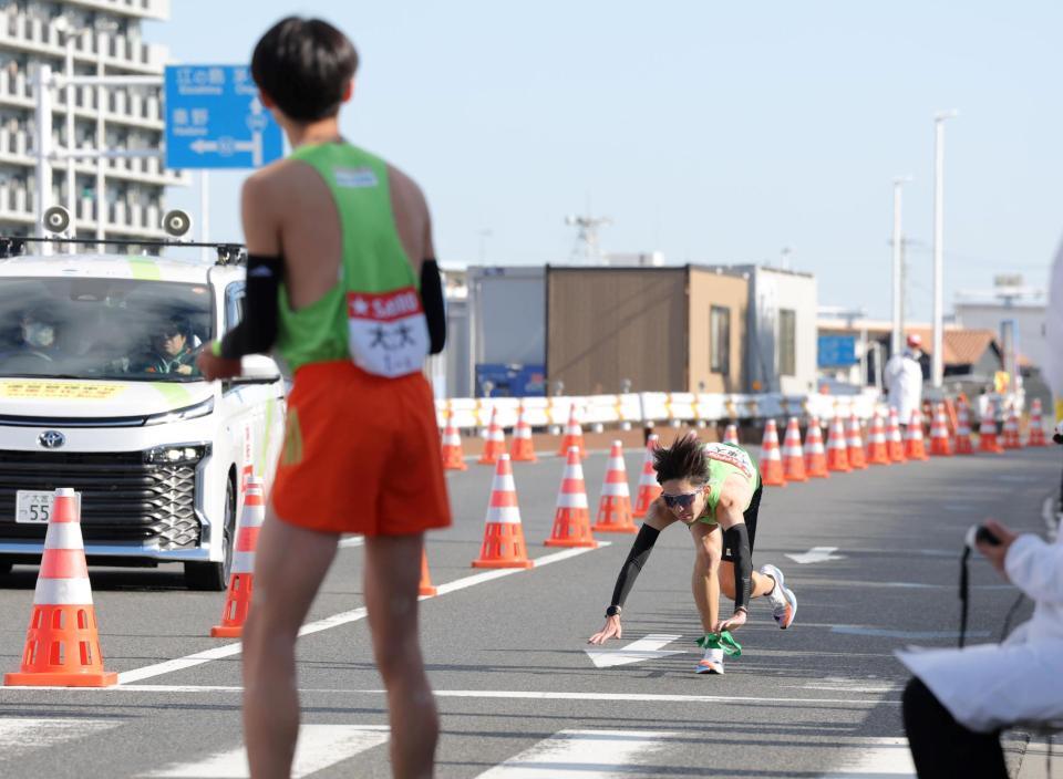 第１０２回箱根駅伝　往路　平塚中継所　松浦輝仁（手前）の目前で転倒する大東大・菅崎大翔＝平塚中継所（代表撮影）