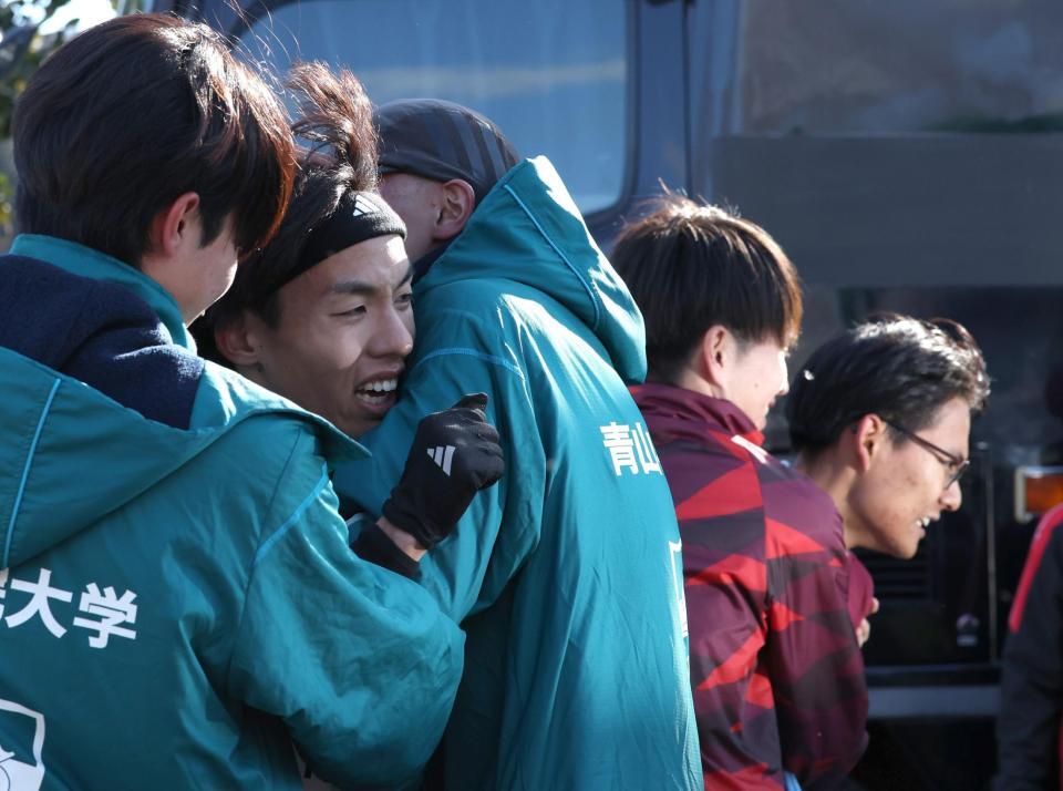 　１着でゴールした青学大・黒田朝日（左から２人目）と２着でゴールした早大・工藤慎作（右端）＝撮影・石井剣太郎