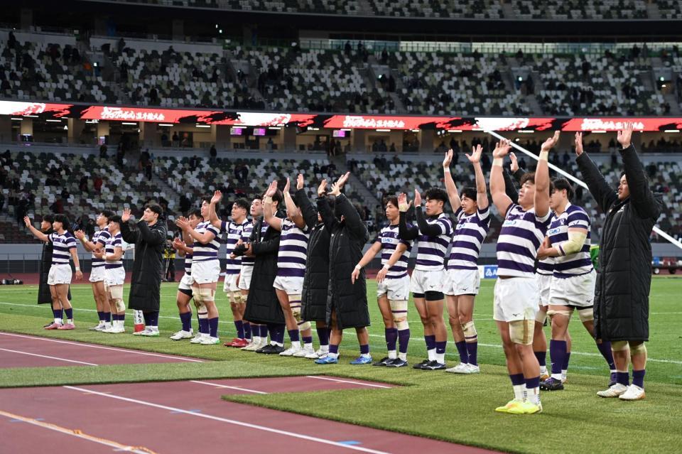 　決勝進出を決めスタンドの祝福に応える明大（撮影・開出牧）