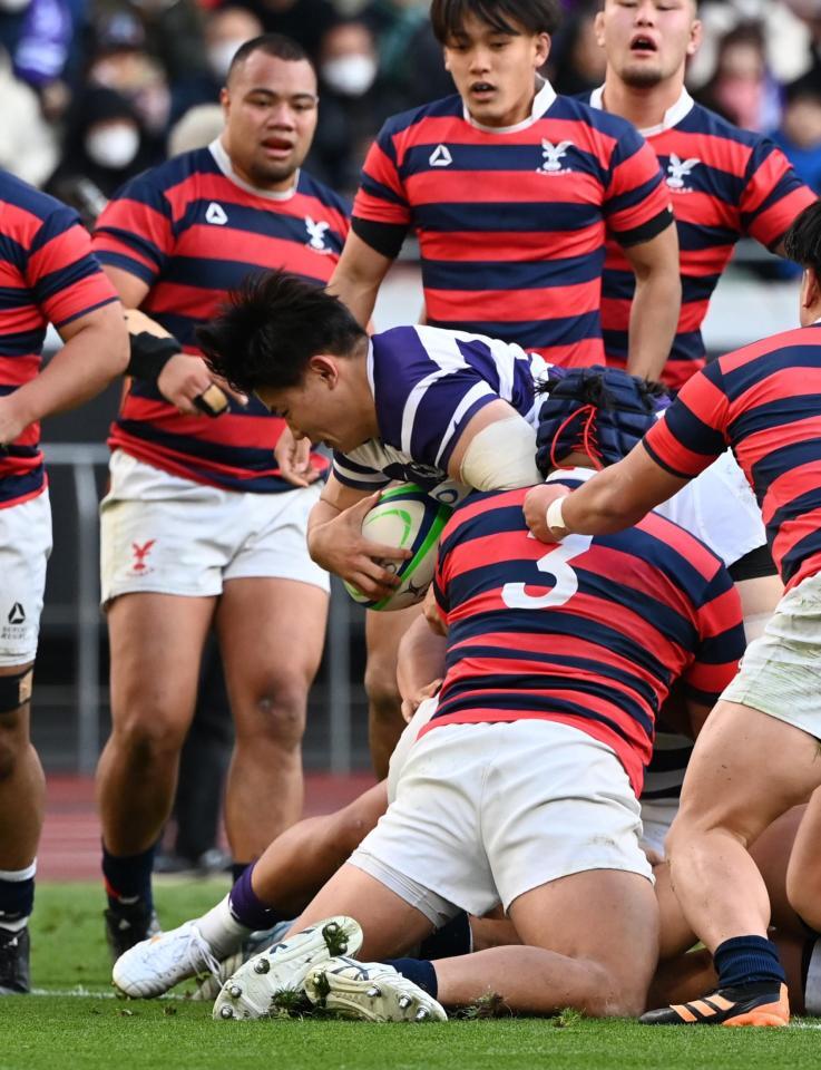 　前半、先制トライを決める明大・最上（中央）