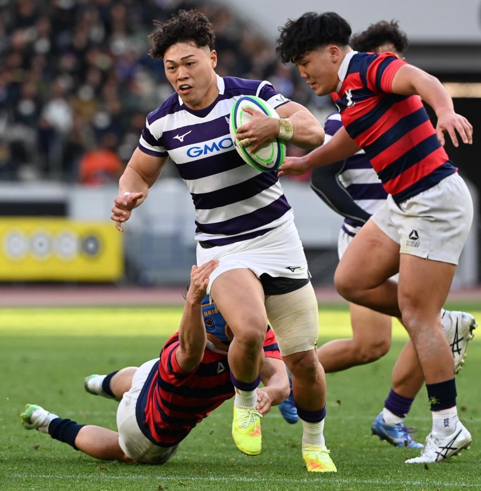 　前半、攻め上がる明大・平。このあとトライを決める