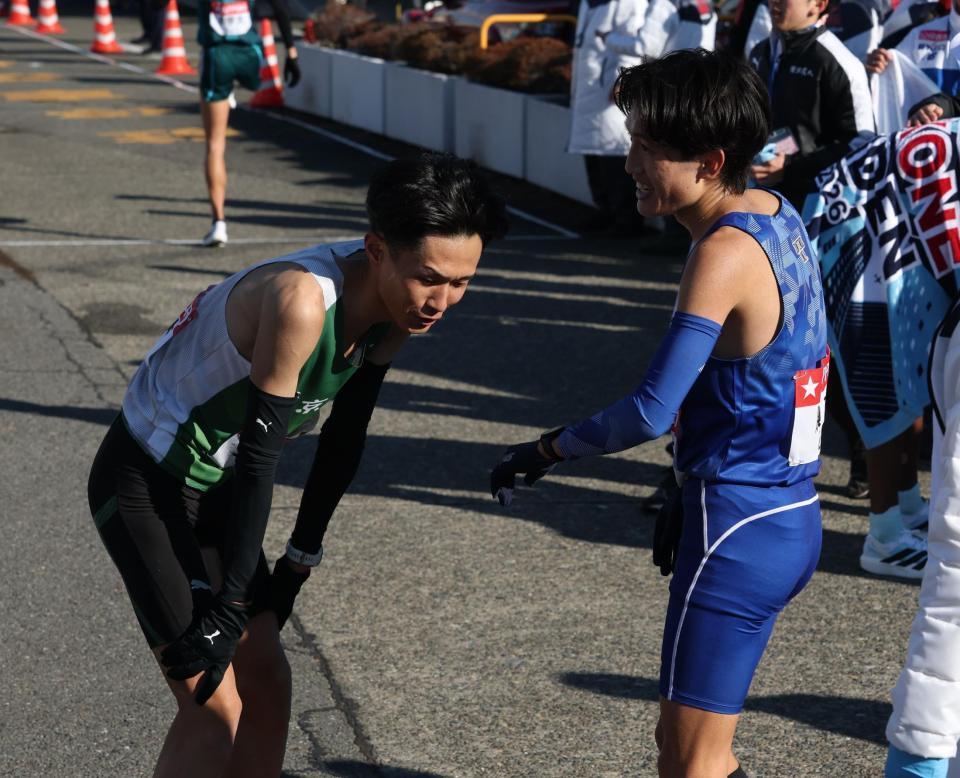 　ゴール後言葉をかわす東農大・前田和摩と順大・吉岡大翔（撮影・金田祐二）