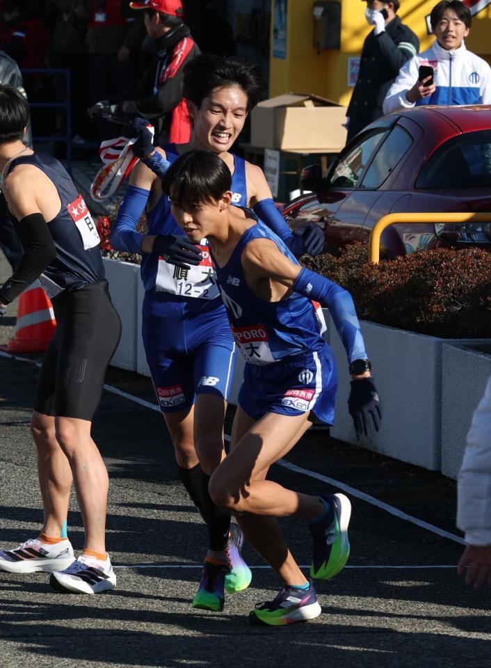 　井上朋哉にたすきをつなぐ順大・吉岡大翔（撮影・金田祐二）
