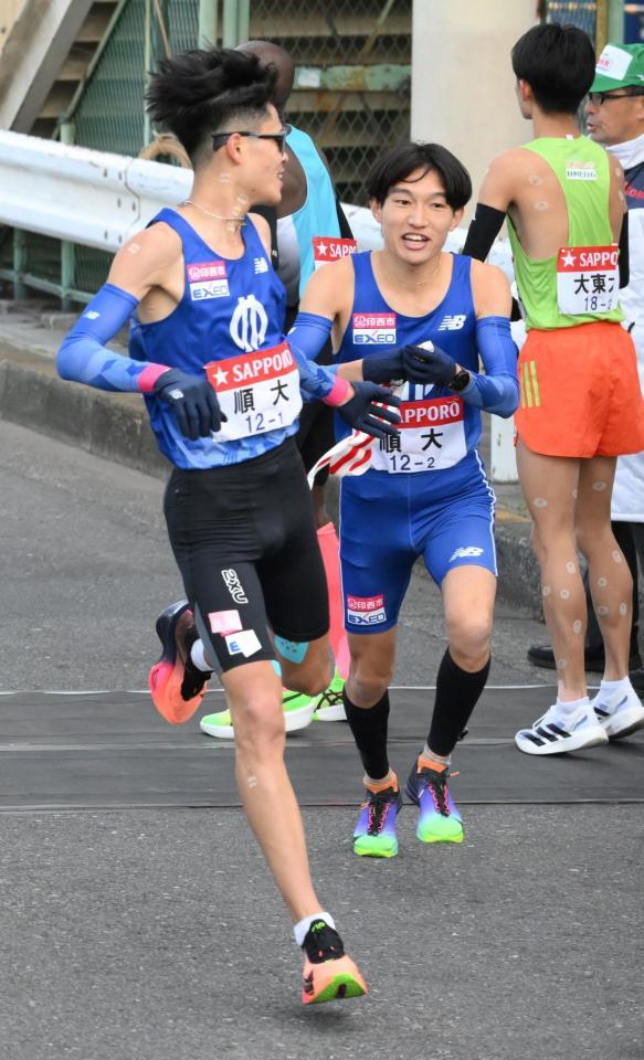 　たすきをつなぐ順大・池間凛斗（左）と吉岡大翔（撮影・伊藤笙子）