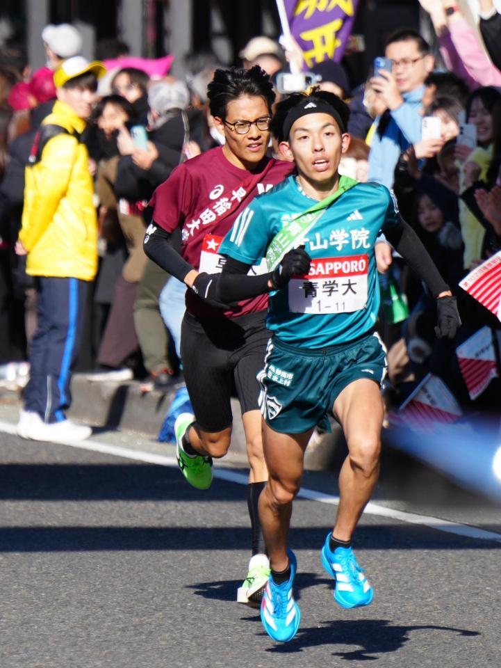 　５区、青学大・黒田朝（右）にトップを譲る早大・工藤（代表撮影）