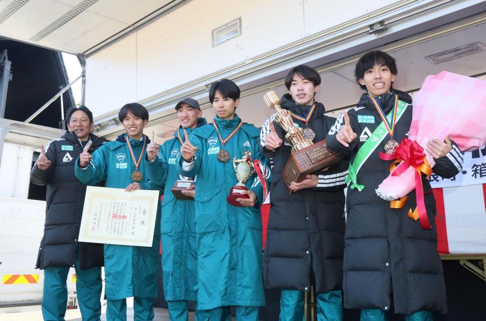 　ポーズを決める青学大の（左から）原晋監督、小河原陽琉、飯田翔大、宇田川瞬矢、平松享祐、黒田朝日（撮影・石井剣太郎）