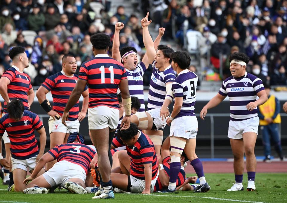 　前半、先制トライを決めた最上（右から３人目）と喜ぶ明大