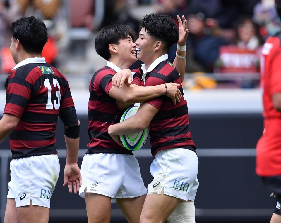 　前半、トライを決めチームメイトから祝福される早大・矢崎由高（右）＝撮影・開出牧