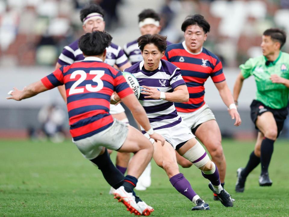 　後半、突進する明大・柴田。このままトライを決める