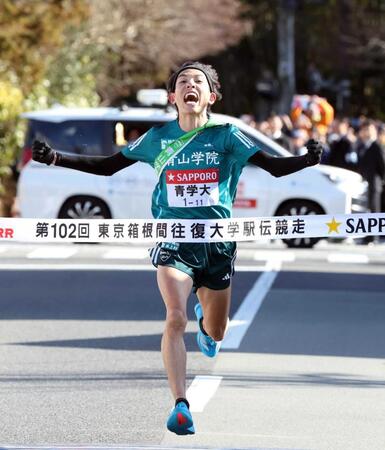 　大逆転で往路優勝を果たし、ガッツポーズでゴールする青学大・黒田（撮影・石井剣太郎）