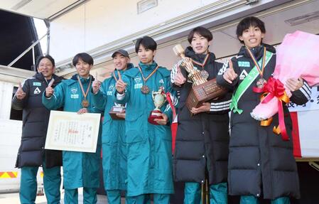 　ポーズを決める青学大の（左から）原監督、１区・小河原、２区・飯田、３区・宇田川、４区・平松、５区・黒田